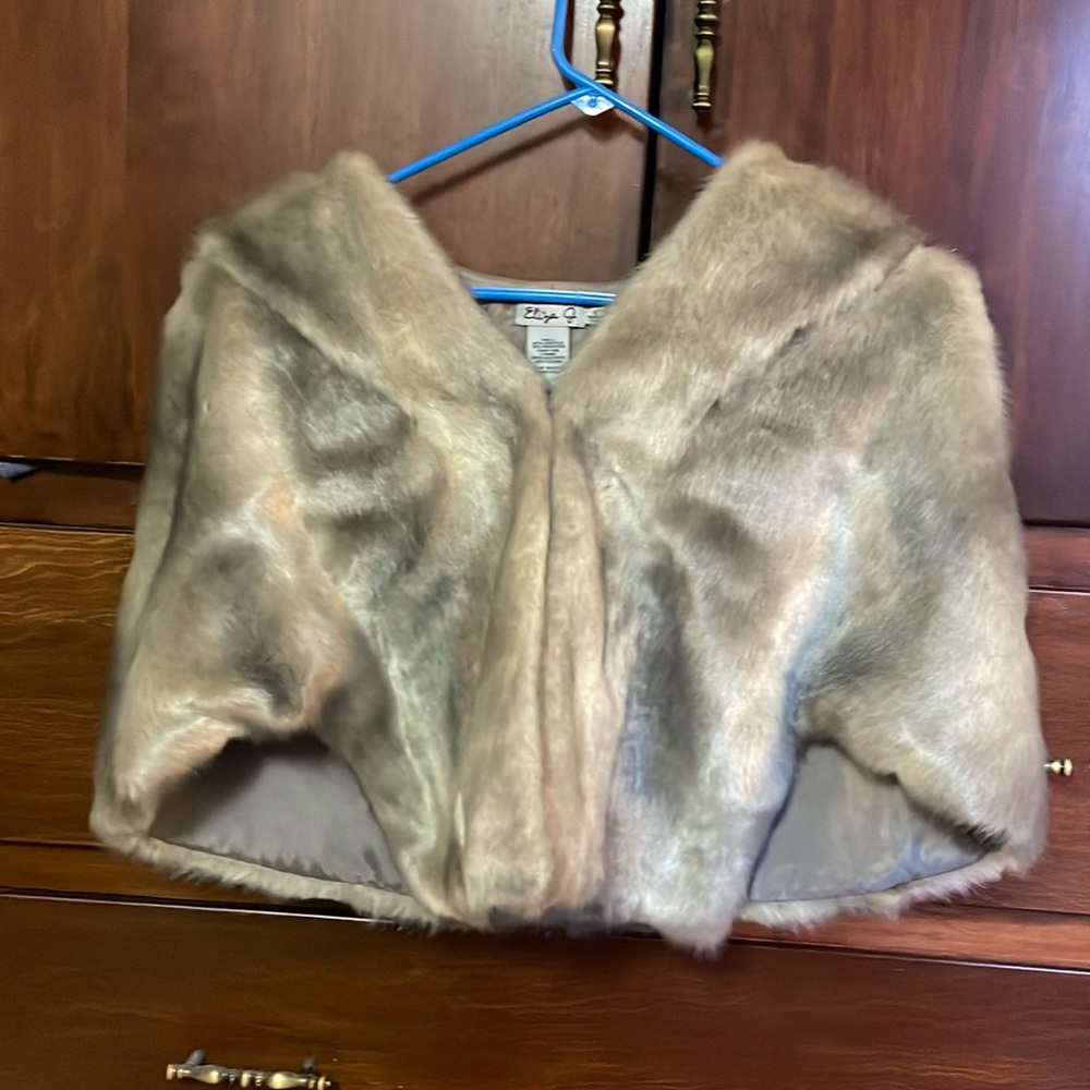 Size medium faux fur capelet
